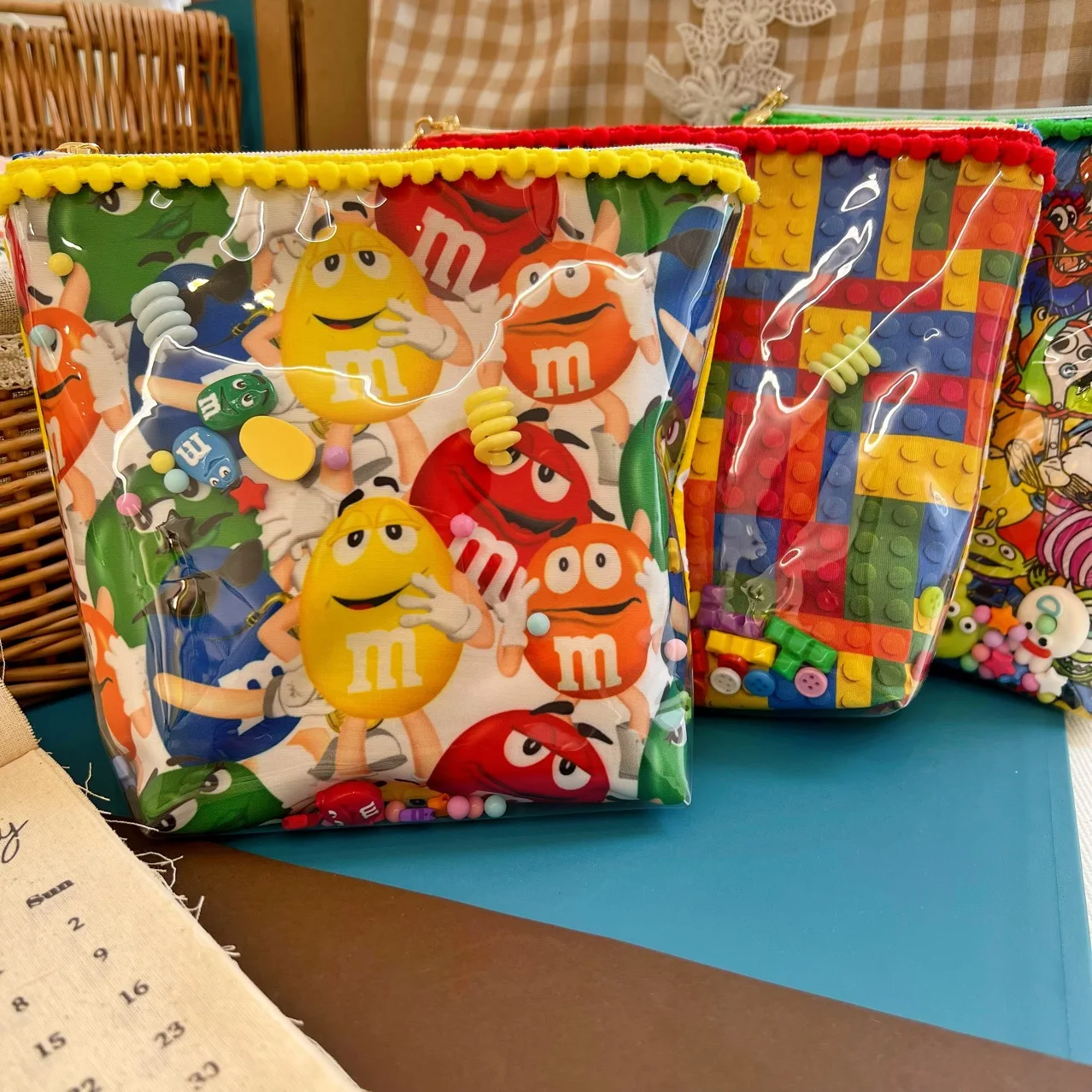 Дорожная сумка M & m для хранения Шоколадных Бобов, изящная вместительная косметичка на молнии для хранения блоков, подарок на день рождения ...
Дорожная сумка M & m для хранения Шоколадных Бобов, изящная вместительная косметичка на молнии для хранения блоков, подарок на день рождения ...