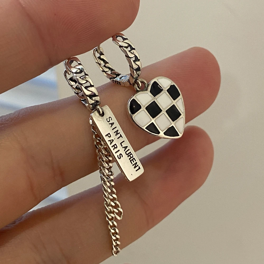 Fashion retro heart-shaped lattice square brand chain ear buckle AB asymmetric earrings for women gift goth jewelry accessories
Fashion retro heart-shaped lattice square brand chain ear buckle AB asymmetric earrings for women gift goth jewelry accessories