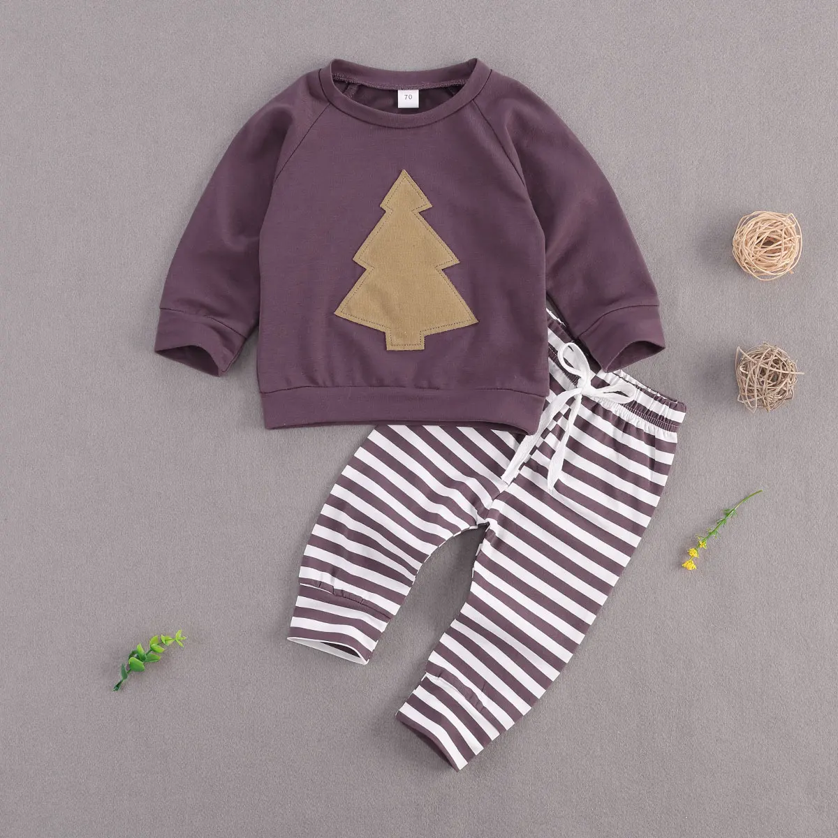 Детский комплект Emmababy из двух предметов, топ с круглым вырезом и длинным рукавом с рождественской елкой, брюки в полоску с эластичным поясом...
Детский комплект Emmababy из двух предметов, топ с круглым вырезом и длинным рукавом с рождественской елкой, брюки в полоску с эластичным поясом...