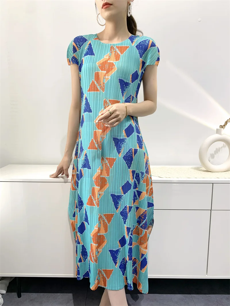 Miyake Style Pleated Dress for Women 2023 Summer New Fashion Digital Printed Round Neck Short Sleeve Split Casual Pleated Skirt
Miyake Style Pleated Dress for Women 2023 Summer New Fashion Digital Printed Round Neck Short Sleeve Split Casual Pleated Skirt