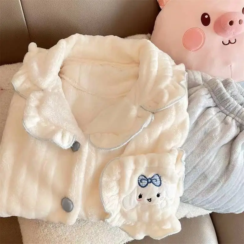 Новые милые фланелевые пижамы Sanrio Cinnamoroll, милые зимние плюшевые теплые домашние пижамы, утепленные рождественские подарки для девочек
Новые милые фланелевые пижамы Sanrio Cinnamoroll, милые зимние плюшевые теплые домашние пижамы, утепленные рождественские подарки для девочек