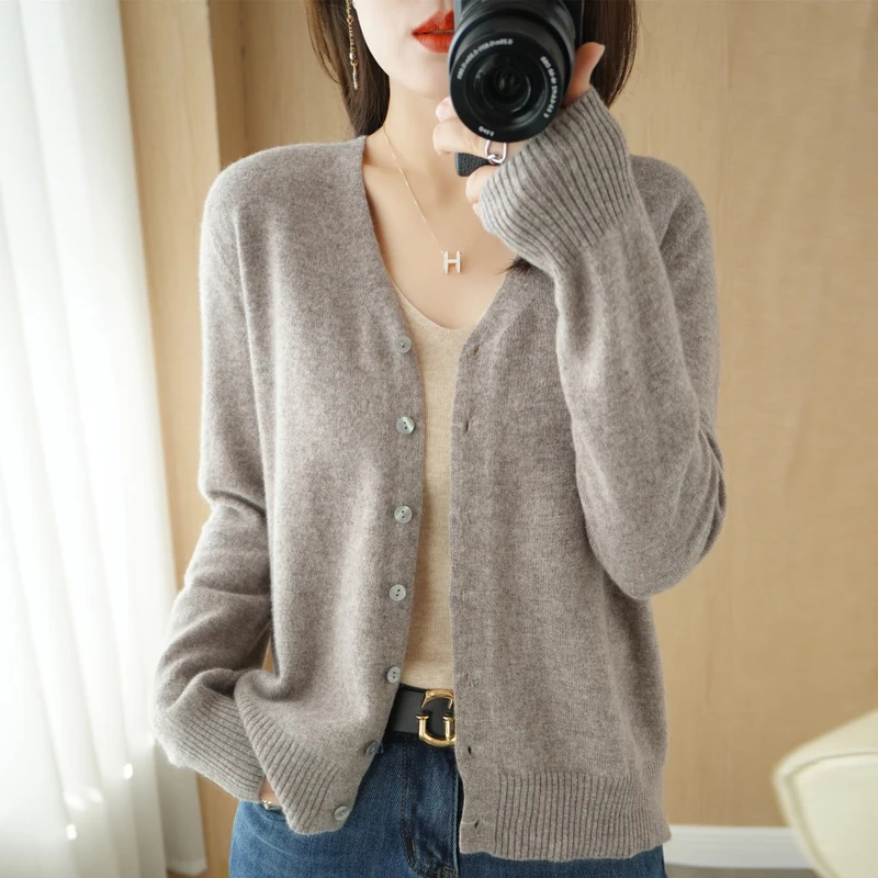 V-neck Basic Cardigan New Top Long-sleeved Loose Versatile And Comfortable Women's Cardigan 2022 Knitted Sweater Autumn/winter 
V-neck Basic Cardigan New Top Long-sleeved Loose Versatile And Comfortable Women's Cardigan 2022 Knitted Sweater Autumn/winter