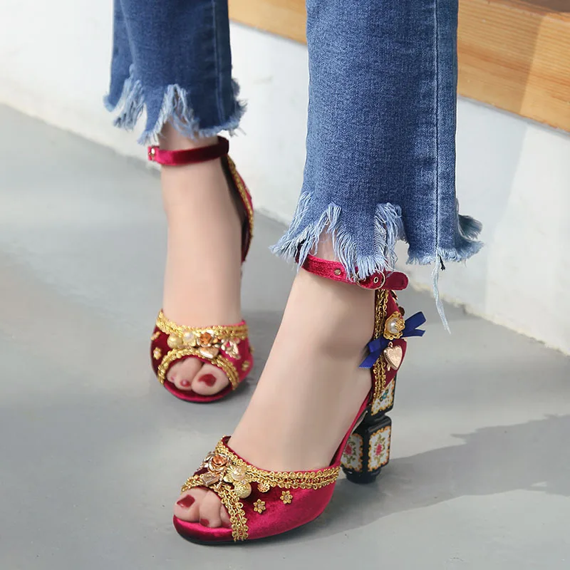 Босоножки женские с открытым носком, кожаные туфли на каблуке, с металлической цепочкой, жемчугом, ремешком на щиколотке, обувь с золотым цв...
Босоножки женские с открытым носком, кожаные туфли на каблуке, с металлической цепочкой, жемчугом, ремешком на щиколотке, обувь с золотым цв...