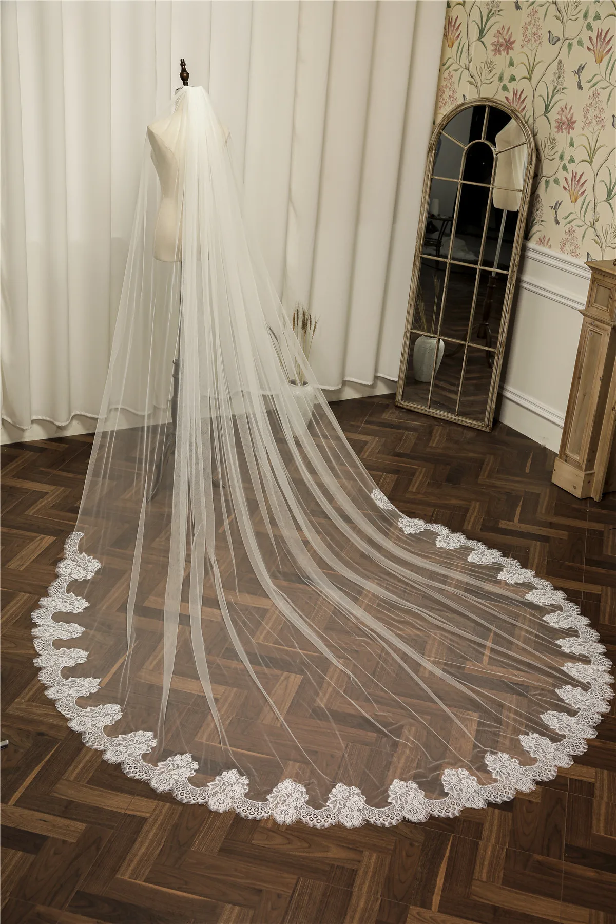 Real Photo 3.5m One Layer Wedding Veil With Comb White Lace Edge Bridal Veils Ivory Appliqued Cathedral Wedding Veil
Real Photo 3.5m One Layer Wedding Veil With Comb White Lace Edge Bridal Veils Ivory Appliqued Cathedral Wedding Veil