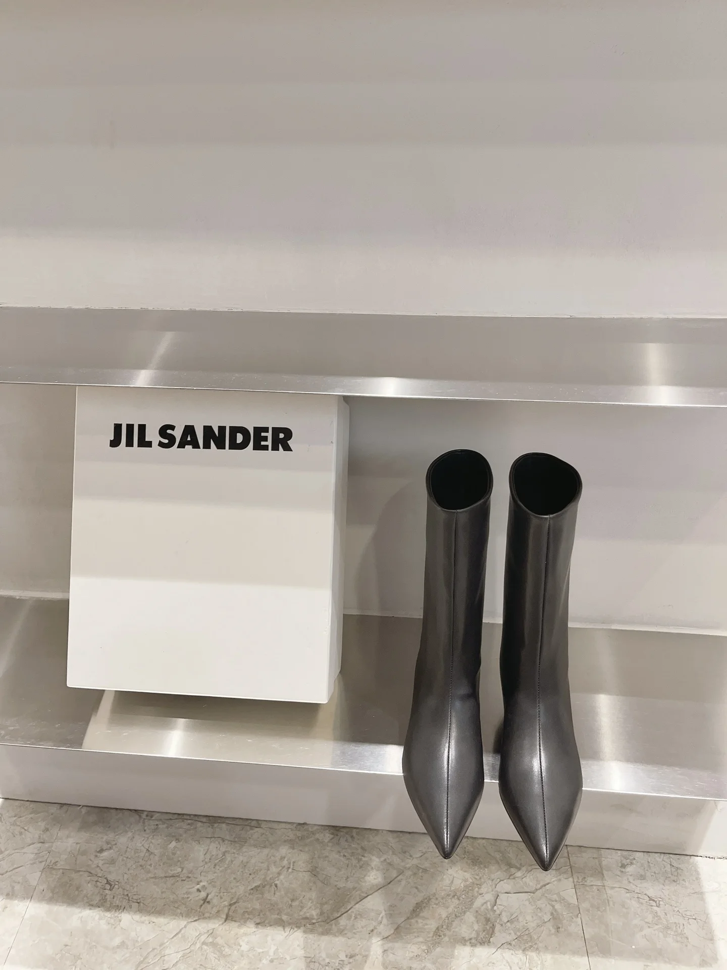 

Копия женской обуви международного бренда, модель JIL SANDER, искусственная, заостренный носок, низкий каблук 3 см, сапоги до середины икры