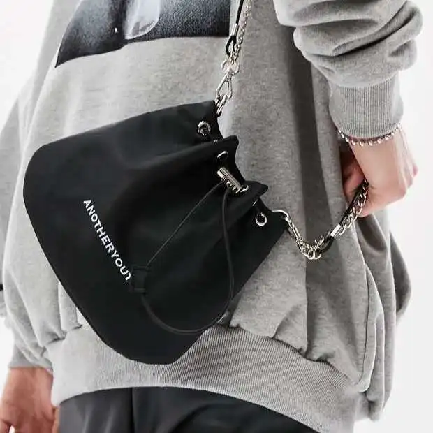 Korean Vintage Chain Drawstring Unisex Bucket Bag Nylon Sports Style Women Crossbody Bags Leisure Simplicity Pochette Purses
Korean Vintage Chain Drawstring Unisex Bucket Bag Nylon Sports Style Women Crossbody Bags Leisure Simplicity Pochette Purses