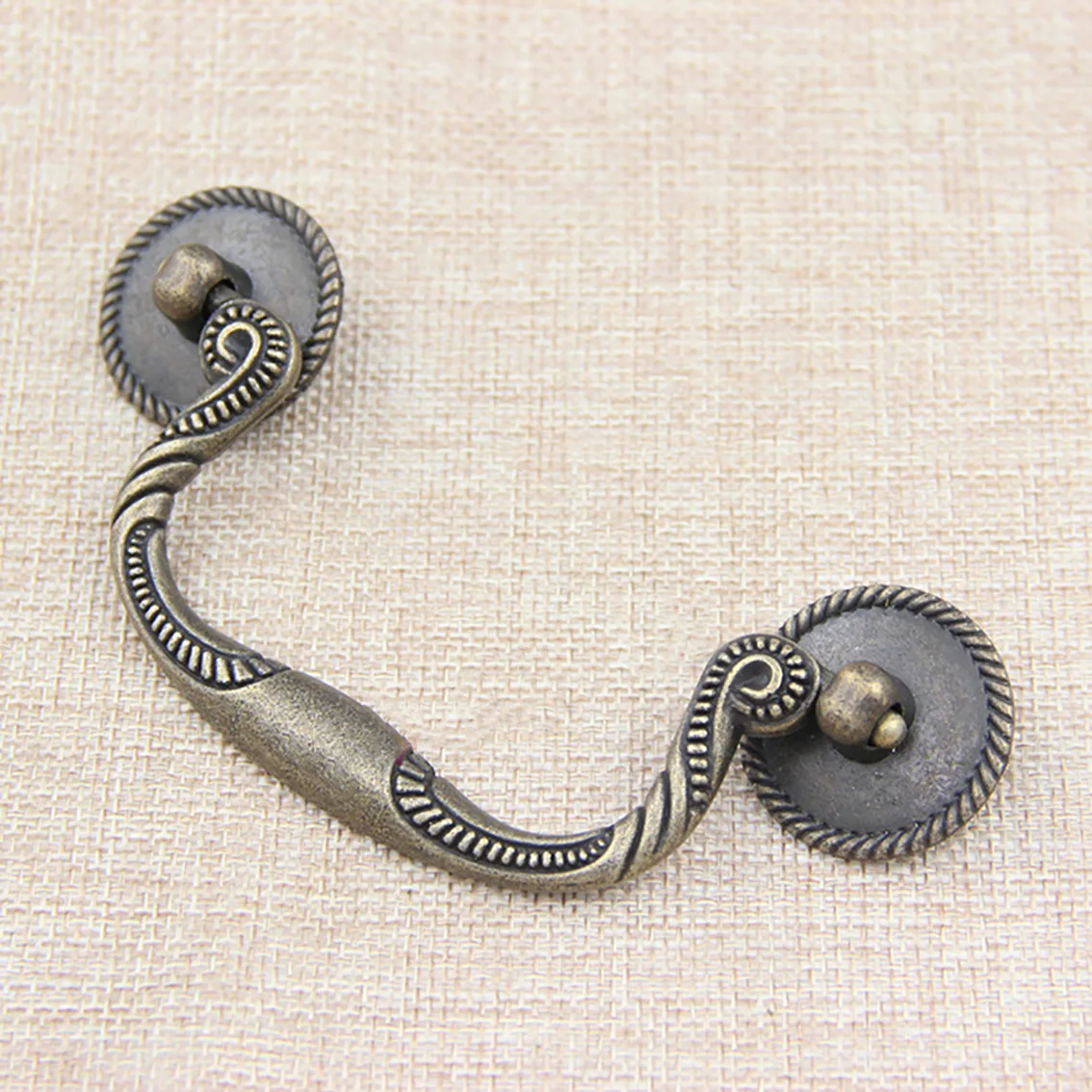 European Retro Handle 123*60mm Classical Zinc Alloy Handle Gift Box Drawer Jewelry Box Furniture Hardware Accessories
European Retro Handle 123*60mm Classical Zinc Alloy Handle Gift Box Drawer Jewelry Box Furniture Hardware Accessories