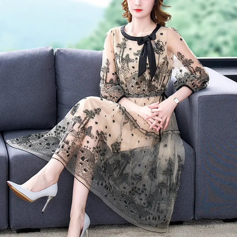 M-5XL Silk Lace Embroidered Dress Women 2022 New Loose Drawstring Design Temperament O-Neck Retro Dress Elegant Clothing h1184
M-5XL Silk Lace Embroidered Dress Women 2022 New Loose Drawstring Design Temperament O-Neck Retro Dress Elegant Clothing h1184