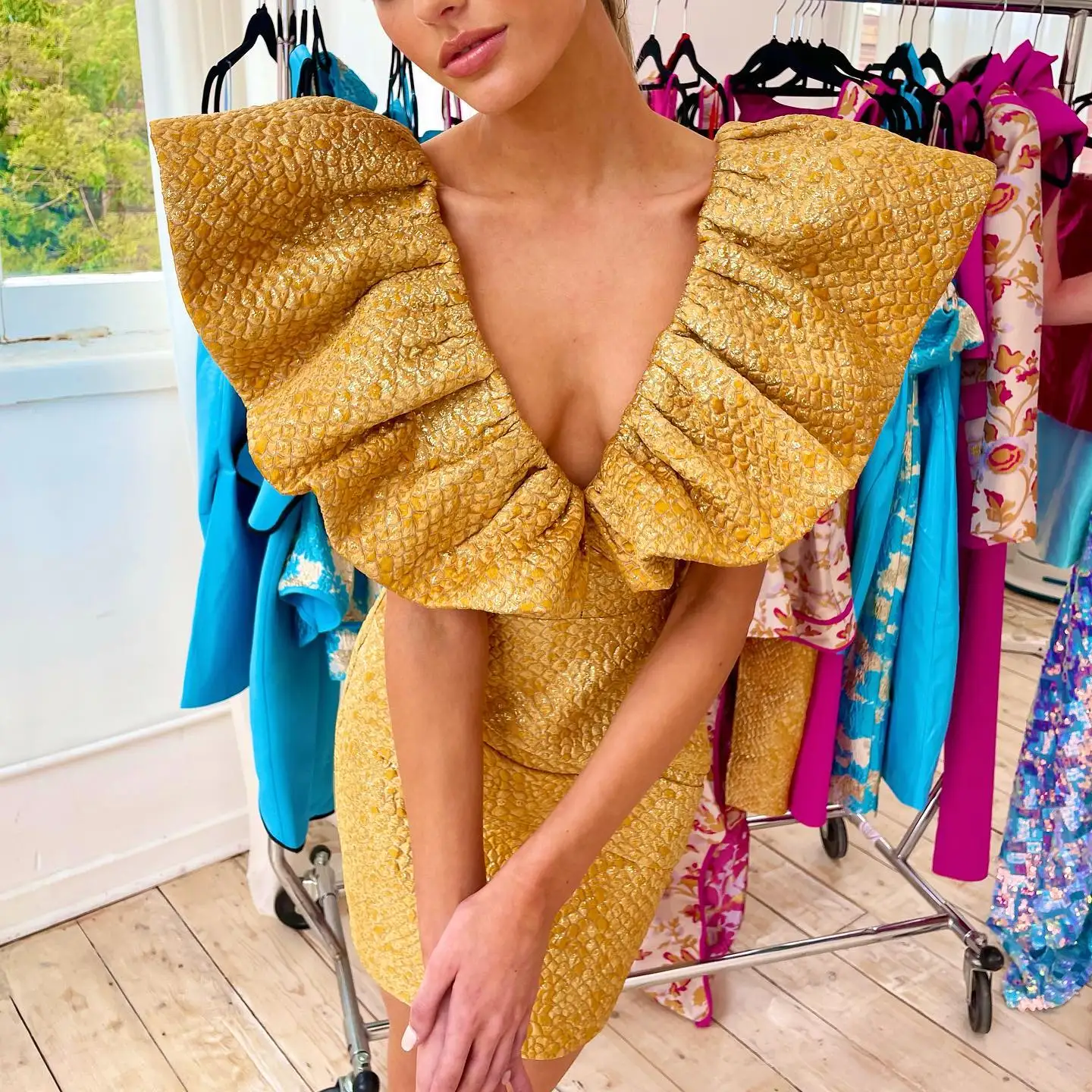 GORA Fashion Luxury Cloak Sleeves Gold Dress Women V Neck Mini Bodycon Dress Sexy Club Party Elegant Ruffles Jacquard Vestidos
GORA Fashion Luxury Cloak Sleeves Gold Dress Women V Neck Mini Bodycon Dress Sexy Club Party Elegant Ruffles Jacquard Vestidos