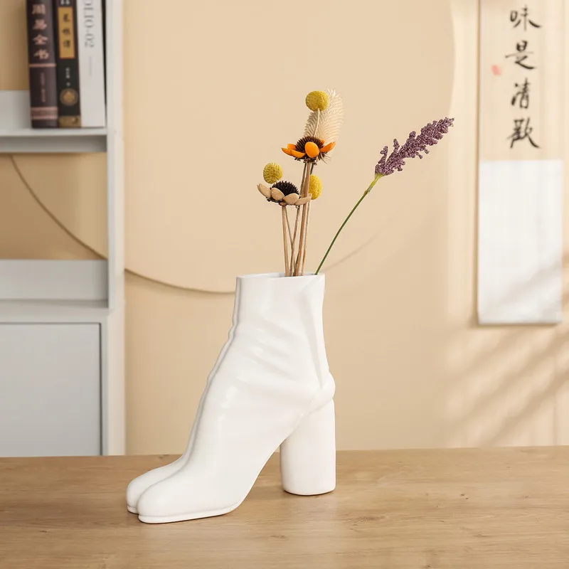 Nordic style white boots, high heels, flower vases, resin insertions, flower dryers, fashionable tabletop, home decoration, orna
Nordic style white boots, high heels, flower vases, resin insertions, flower dryers, fashionable tabletop, home decoration, orna