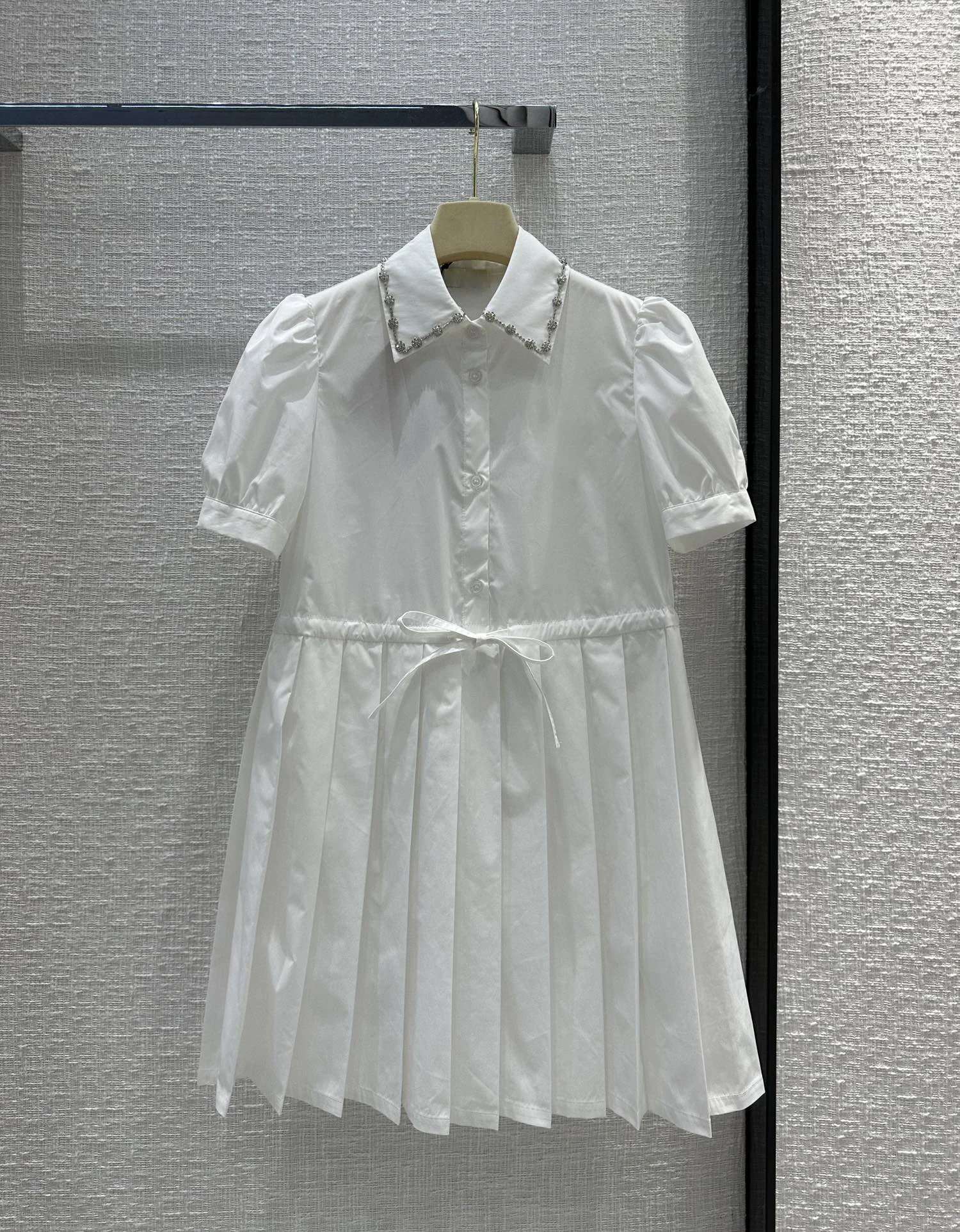 Spring and summer new products beautiful girl temperament dress rhindiamone shirt collar draw rope waist press pleated hemline
Spring and summer new products beautiful girl temperament dress rhindiamone shirt collar draw rope waist press pleated hemline