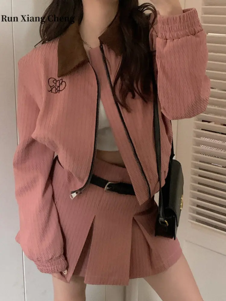 2023 Two Piece Set for Women Korean Style Vintage Splice Neckline Designer Y2K Spice Girl Mini Pleated Skirt Jacket Short Sets
2023 Two Piece Set for Women Korean Style Vintage Splice Neckline Designer Y2K Spice Girl Mini Pleated Skirt Jacket Short Sets