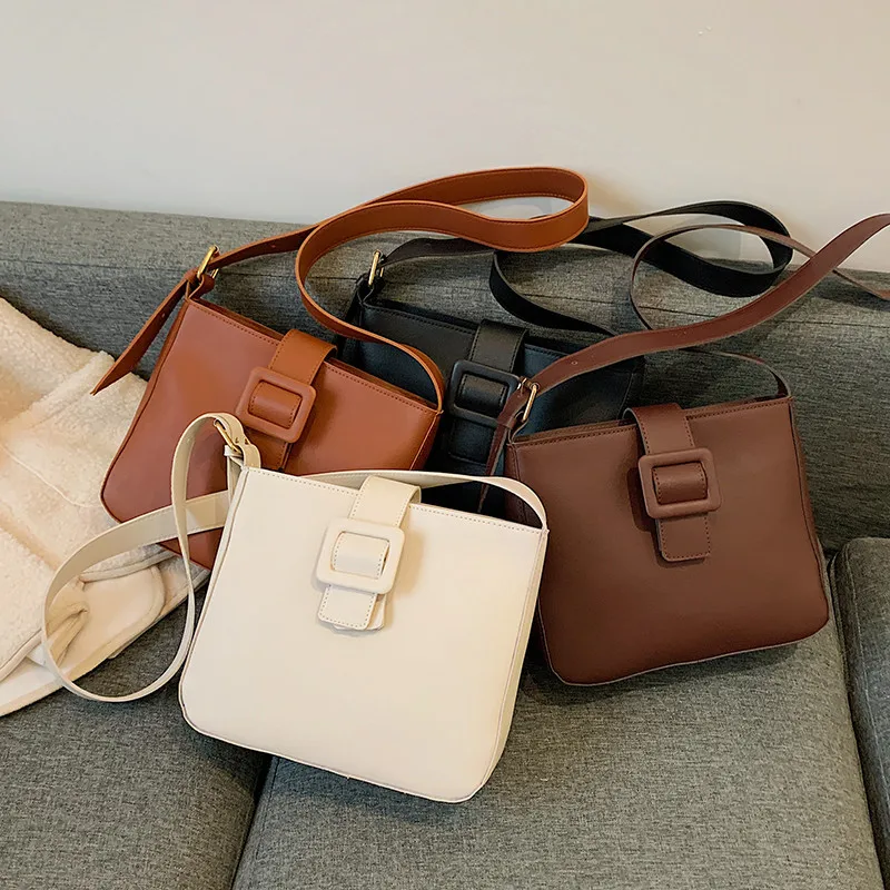 Simple Large Capacity Women's Soft PU Handbag Shoulder Bag Female Luxury Designer Retro Tote Bag Leather Buckle Bucket Bag Purse
Simple Large Capacity Women's Soft PU Handbag Shoulder Bag Female Luxury Designer Retro Tote Bag Leather Buckle Bucket Bag Purse