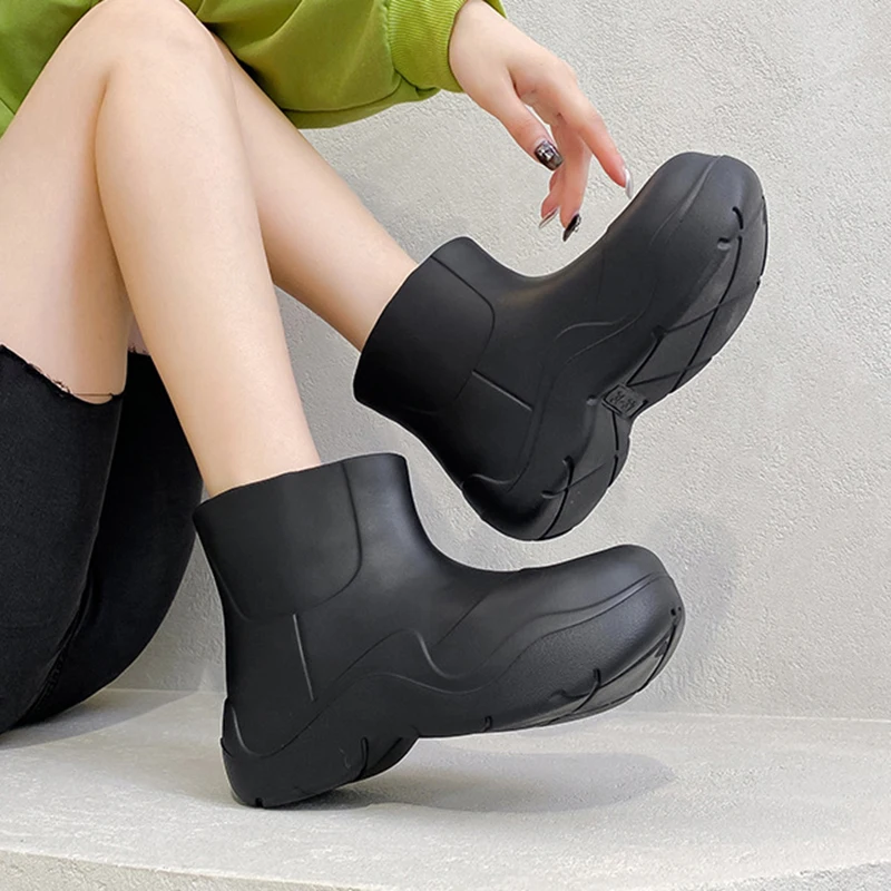 New Cartoon Outdoor Waterproof Ladies Rain Shoes Thick Sole Design Women Rainboots Lightweight EVA Slip-on Platform Ankle Boots
New Cartoon Outdoor Waterproof Ladies Rain Shoes Thick Sole Design Women Rainboots Lightweight EVA Slip-on Platform Ankle Boots
