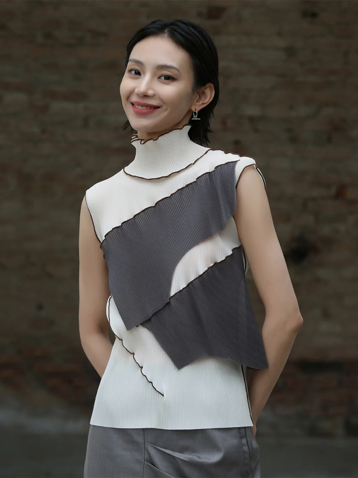 SuperAen 2023 Summer New Wrinkled Classic Stand Collar Slim Sleeveless T-shirt for Women
SuperAen 2023 Summer New Wrinkled Classic Stand Collar Slim Sleeveless T-shirt for Women