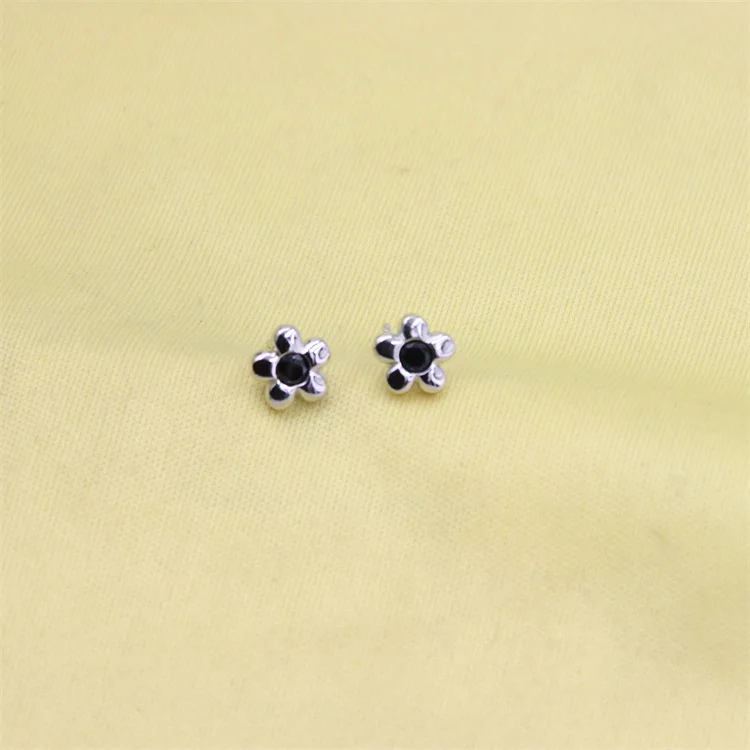 ZFSILVER Lovely Fashion s925 Sterling Silve Kreaon Classic Black Flower Stud Earrings For Women Charm Jewelry Accessories Party
ZFSILVER Lovely Fashion s925 Sterling Silve Kreaon Classic Black Flower Stud Earrings For Women Charm Jewelry Accessories Party