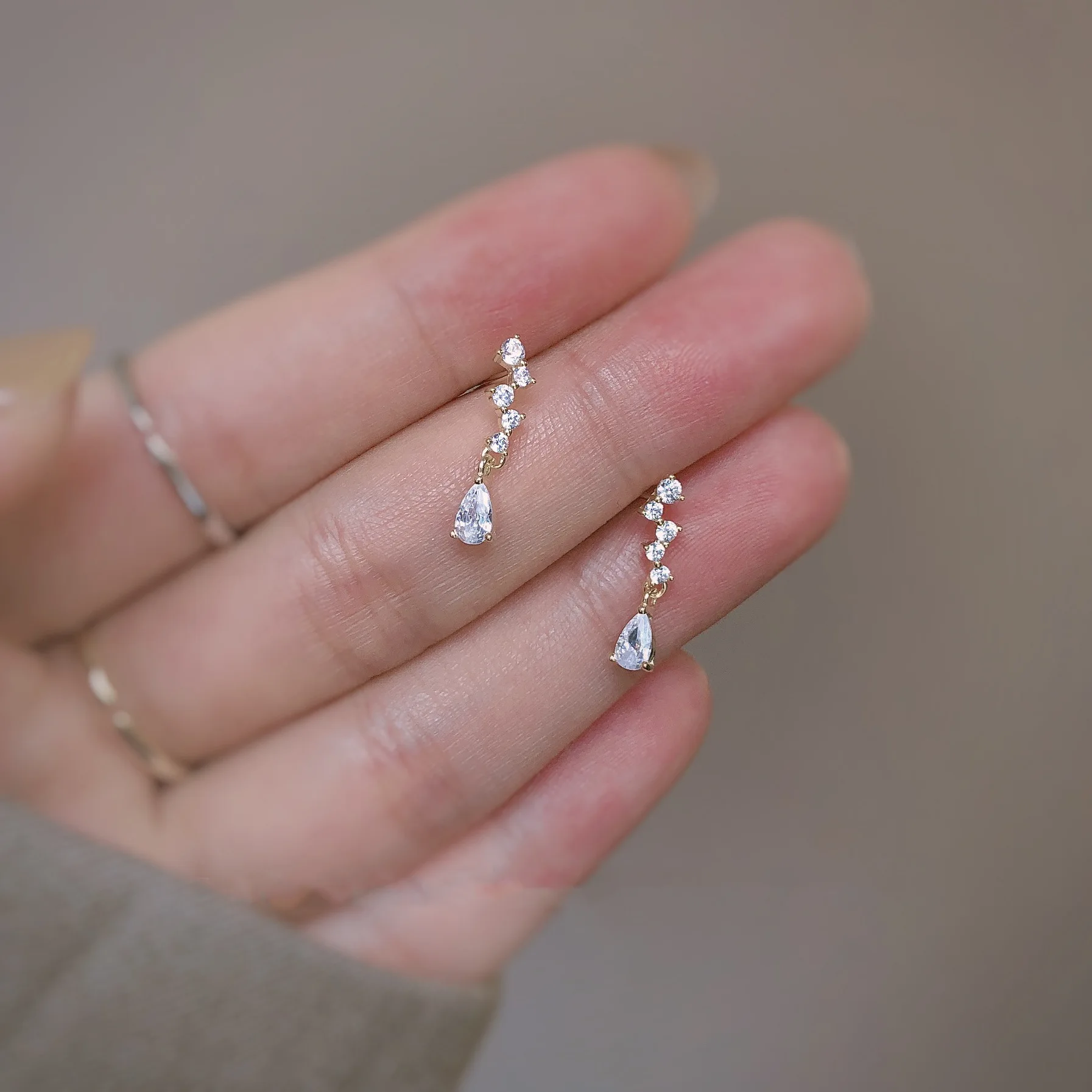 French Exquisite Crystal Tassel Stud Earrings Women's Drop-shaped Temperament Versatile Party Jewelry Gift
French Exquisite Crystal Tassel Stud Earrings Women's Drop-shaped Temperament Versatile Party Jewelry Gift