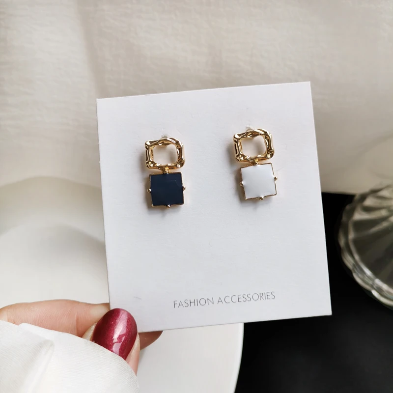 Korean New Fashion Vintage Women Dangle Earrings Simple Geometric Square Earrings Trendy Small Earrings for Students Gifts 3239
Korean New Fashion Vintage Women Dangle Earrings Simple Geometric Square Earrings Trendy Small Earrings for Students Gifts 3239