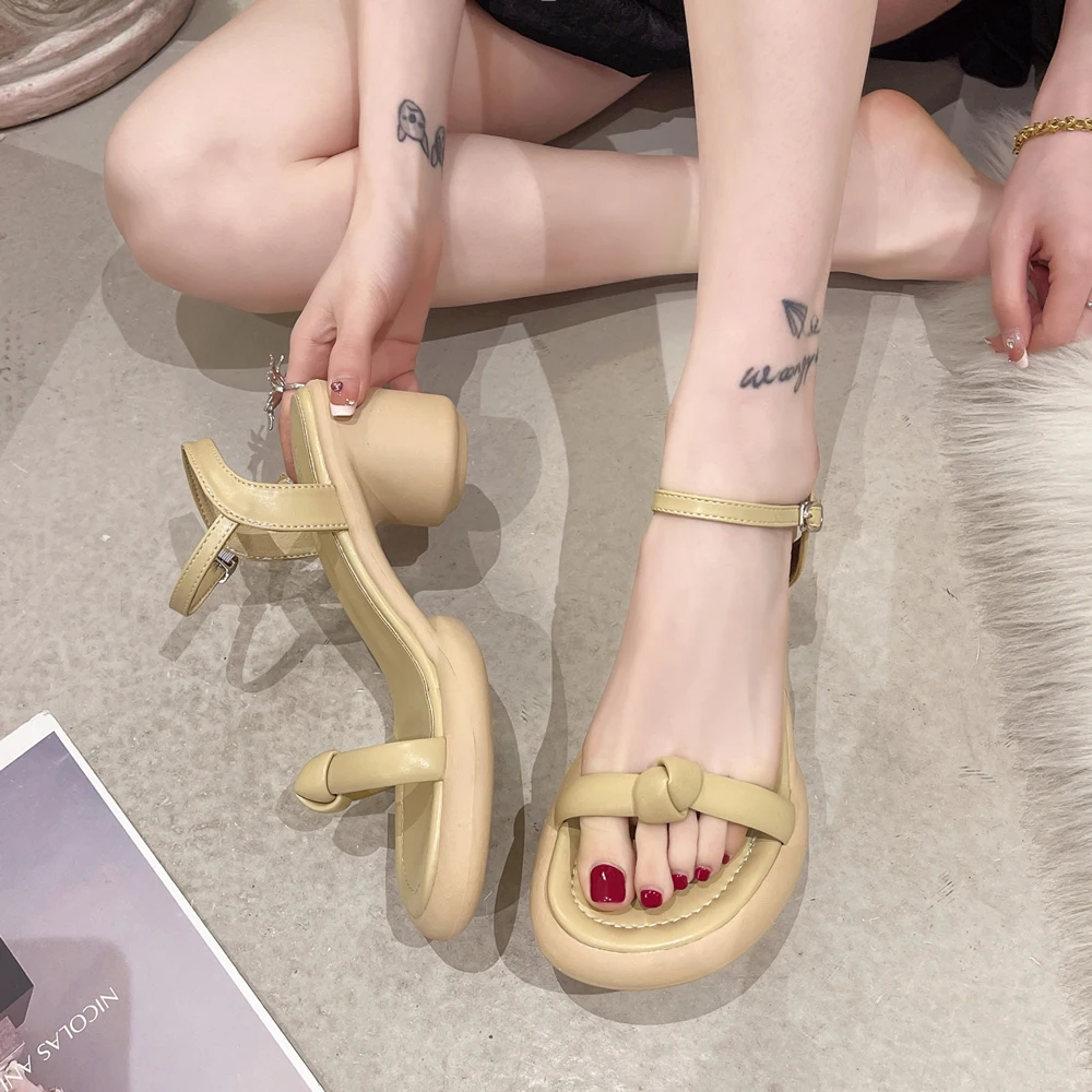 One-line buckle sandals women's 2023 new summer fairy wind all-match thick heel Roman shoes temperament French high heels
One-line buckle sandals women's 2023 new summer fairy wind all-match thick heel Roman shoes temperament French high heels