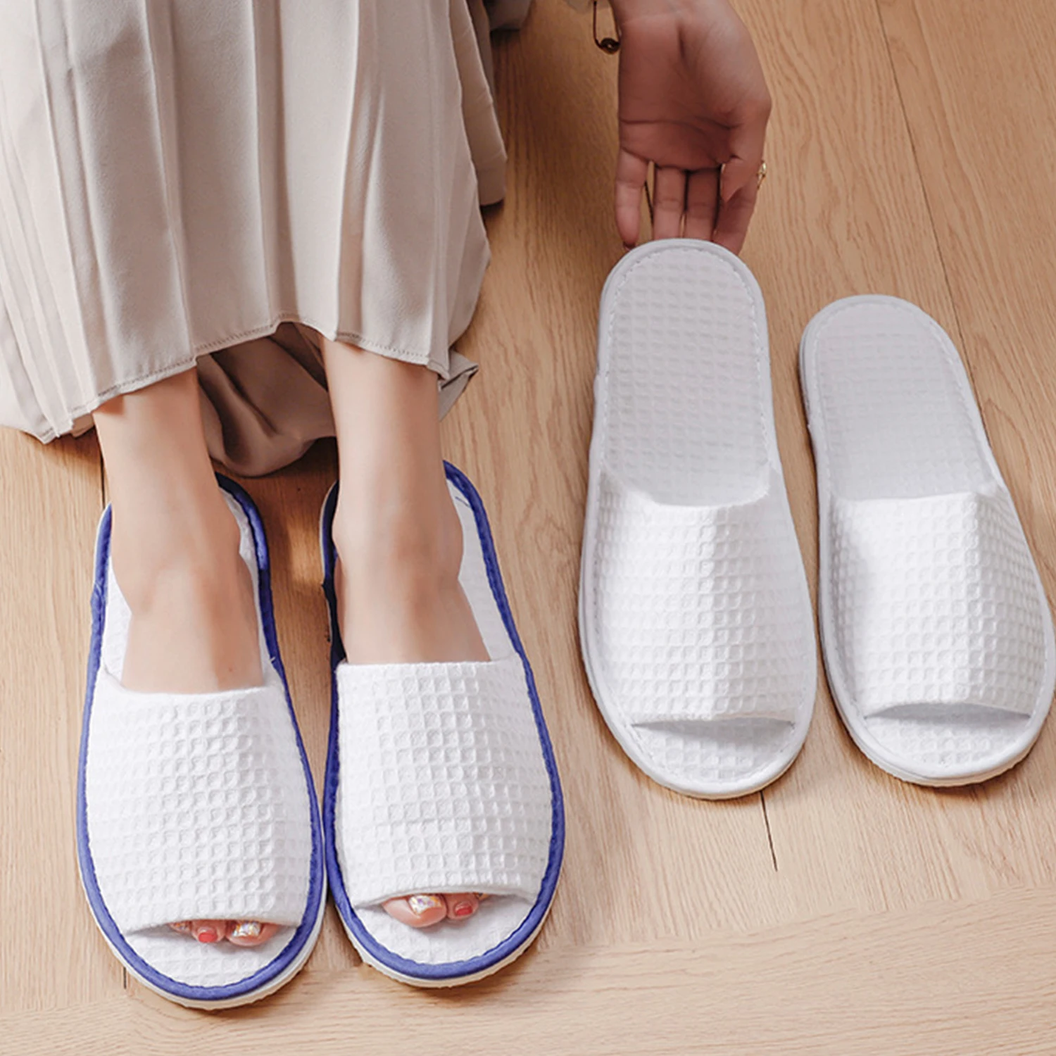 Dropshipping New Simple Slippers Men Women Hotel Travel Spa Portable Folding Indoor Slippers Disposable Home Guest Slippers 2023
Dropshipping New Simple Slippers Men Women Hotel Travel Spa Portable Folding Indoor Slippers Disposable Home Guest Slippers 2023