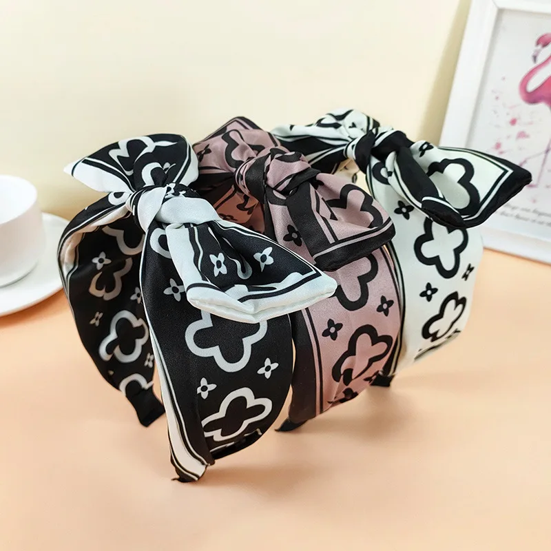 Japanese and Korean New Bow Wide Brim Hair Band Rabbit Ears Vintage Print Fashion Girl Headband
Japanese and Korean New Bow Wide Brim Hair Band Rabbit Ears Vintage Print Fashion Girl Headband
