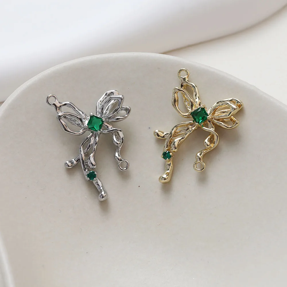 2PCS 14K Gold Plated Double Holes Brass Inlaid Zircon Bow Pendant DIY Material Accessories Jewelry Making Supplies
2PCS 14K Gold Plated Double Holes Brass Inlaid Zircon Bow Pendant DIY Material Accessories Jewelry Making Supplies