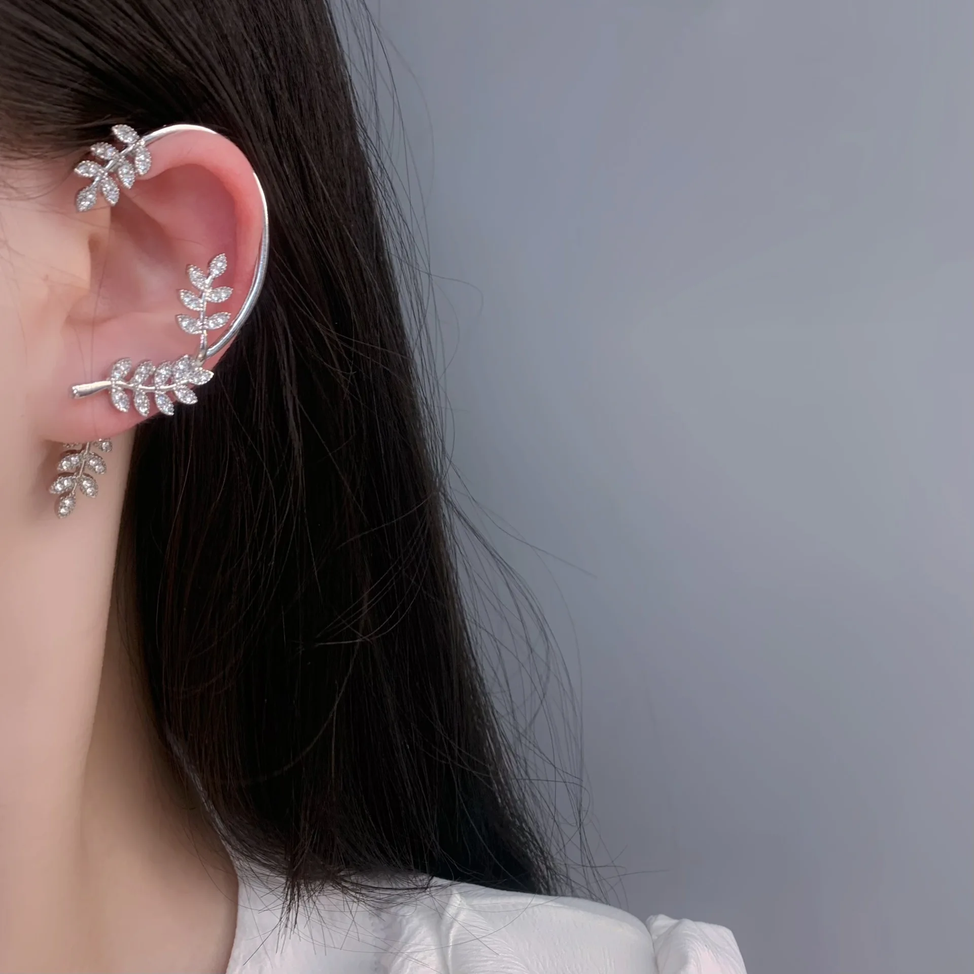 Luxury High-end Full Diamond Leaf Earrings Female Detachable Two-wear Gold Branch Jade Leaf Earrings Niche Design Earrings
Luxury High-end Full Diamond Leaf Earrings Female Detachable Two-wear Gold Branch Jade Leaf Earrings Niche Design Earrings