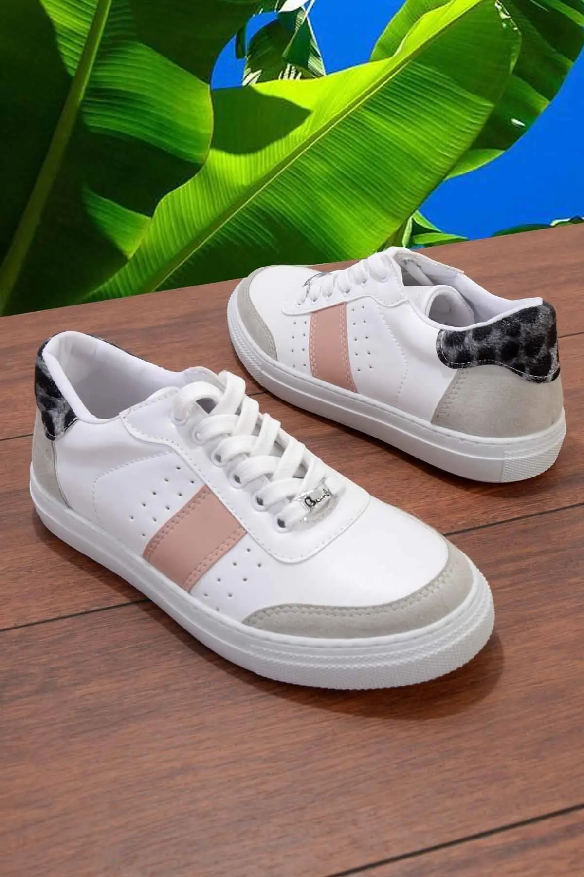 Women's Sneakers Casual Fashion Comfortable Platform Female Vulcanized Shoes High-Top Sneakers
Women's Sneakers Casual Fashion Comfortable Platform Female Vulcanized Shoes High-Top Sneakers