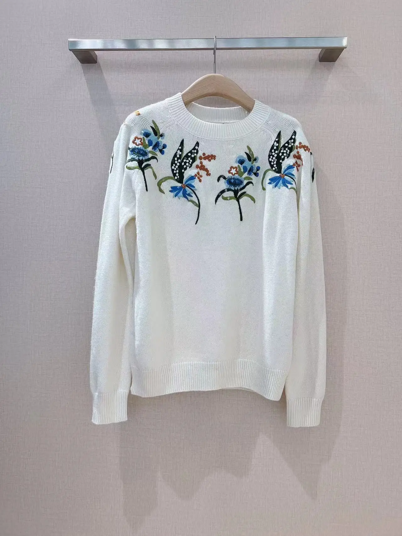 High Quality Runway Design Embroidery Sweater Women 2022 Autumn Knitted White Femme Pullover Popular Sleeves Sweater
High Quality Runway Design Embroidery Sweater Women 2022 Autumn Knitted White Femme Pullover Popular Sleeves Sweater