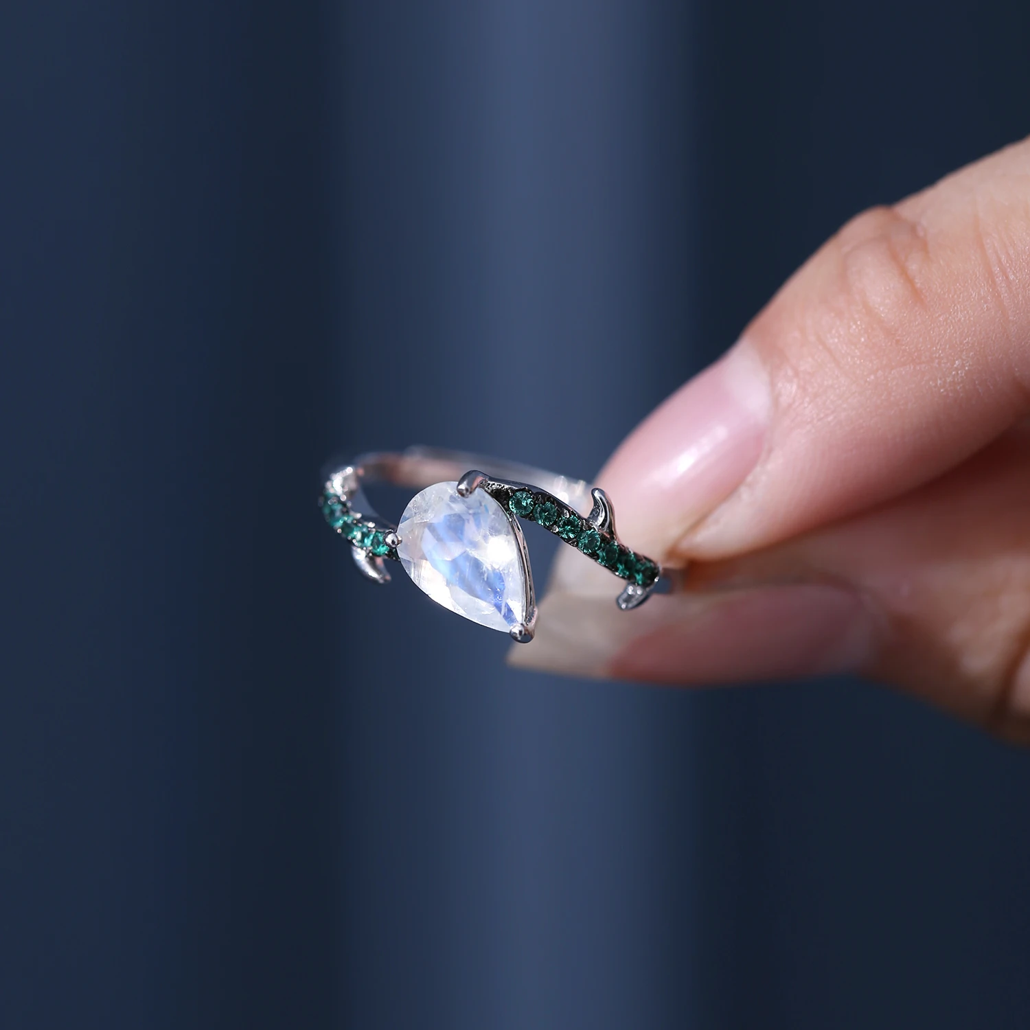 Gem's Beauty 925 Silver Ring Designer's Latest Design Moonlight Stone Ring Is the Best Gift Jewelry for Various Occasions
Gem's Beauty 925 Silver Ring Designer's Latest Design Moonlight Stone Ring Is the Best Gift Jewelry for Various Occasions