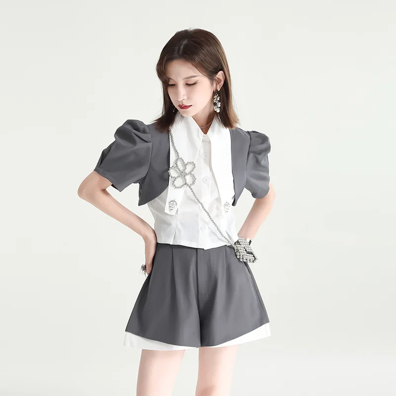 2023 Summer personality pointed neck lapel Lantern sleeve shirt top + High waist A-line shorts suit women
2023 Summer personality pointed neck lapel Lantern sleeve shirt top + High waist A-line shorts suit women