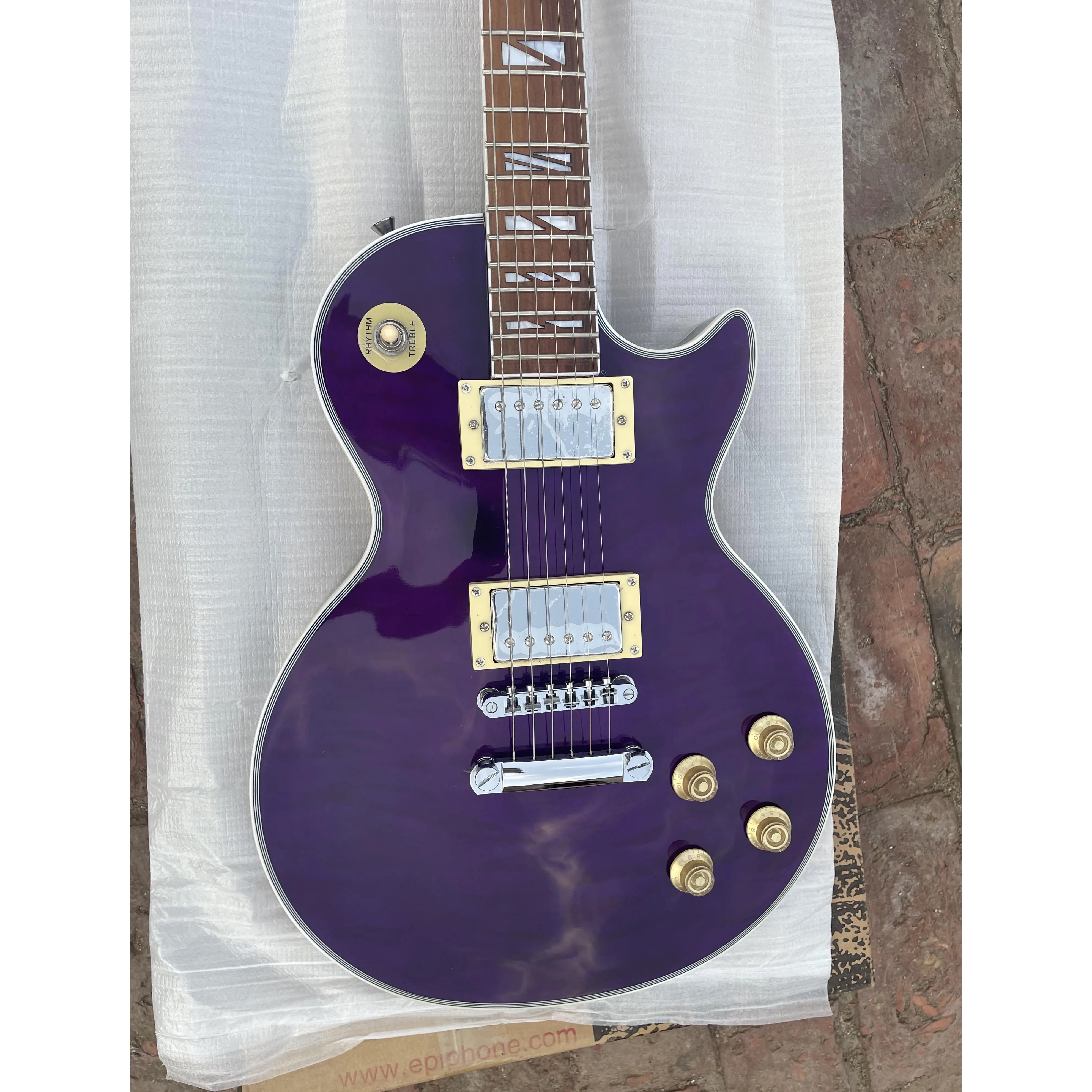 6 Strings beautiful electric Guitar in stock,all mahogany body&neck wave maple veneer,purplr color,chome harwares,only one
6 Strings beautiful electric Guitar in stock,all mahogany body&neck wave maple veneer,purplr color,chome harwares,only one