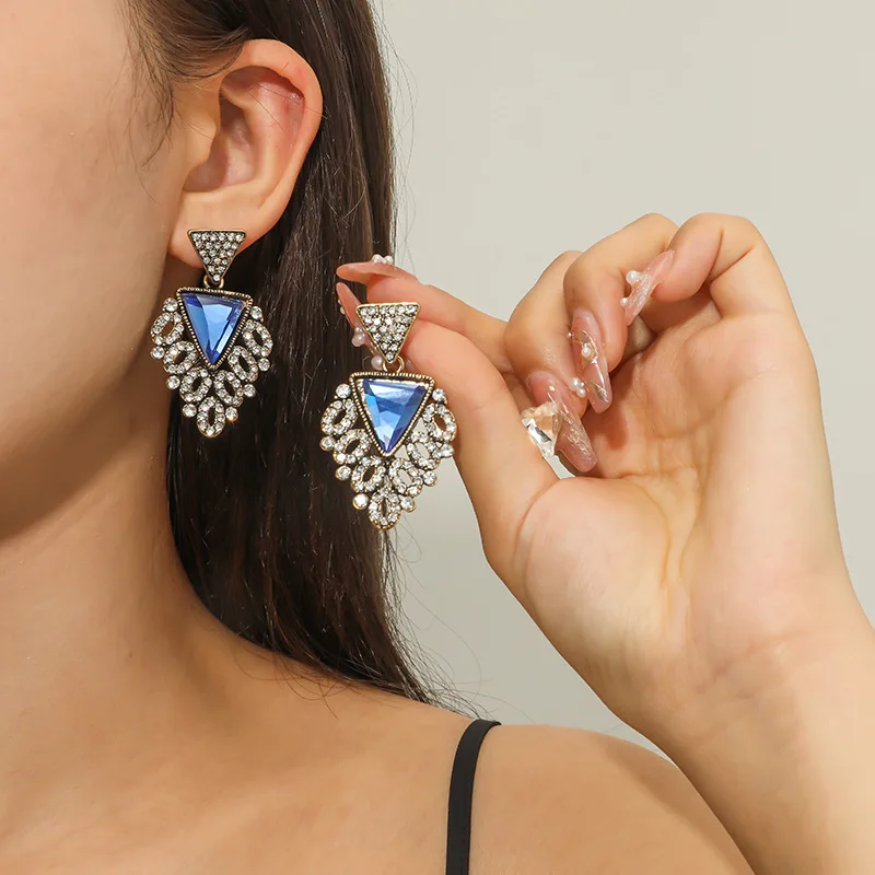 European and American Diamond Triangle Stud Earrings Blue Crystal Earrings Women's Alloy Fashion Accessories 
European and American Diamond Triangle Stud Earrings Blue Crystal Earrings Women's Alloy Fashion Accessories