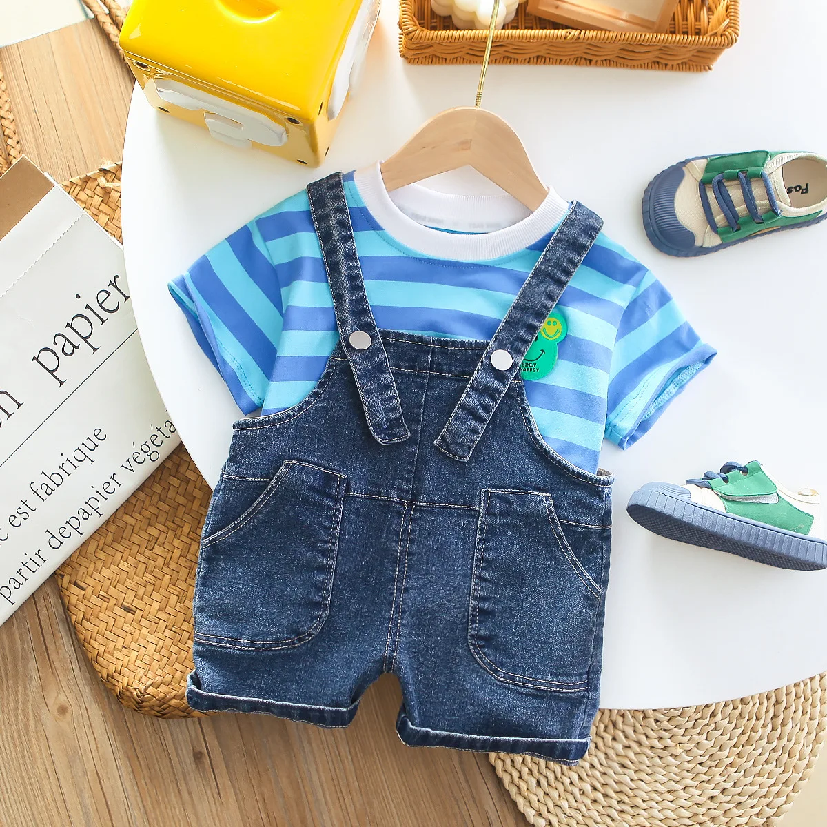 Детский милый костюм с улыбающимся лицом, короткими рукавами и брюками на бретелях, лето 2023, Детский комплект из двух предметов с шортами маленького и среднего размера 
Детский милый костюм с улыбающимся лицом, короткими рукавами и брюками на бретелях, лето 2023, Детский комплект из двух предметов с шортами маленького и среднего размера