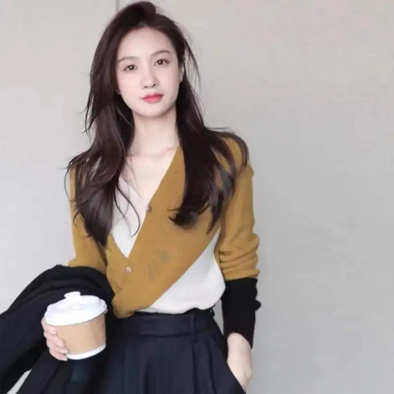 2023 Spring and Autumn New Spliced V-neck Wool Knitted Sweater Female Sexy Irregular Contrast Base Shirt Top Sweater
2023 Spring and Autumn New Spliced V-neck Wool Knitted Sweater Female Sexy Irregular Contrast Base Shirt Top Sweater