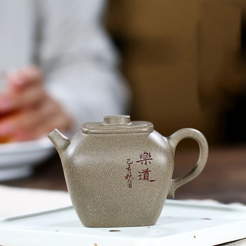 200ml Classic Yixing Raw Ore Section Mud Purple Clay Tea Pot Handmade Household Puer Kung Fu Teaset Tea Ceremony Customized Gift
200ml Classic Yixing Raw Ore Section Mud Purple Clay Tea Pot Handmade Household Puer Kung Fu Teaset Tea Ceremony Customized Gift