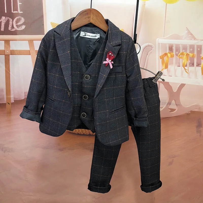 Детский клетчатый костюм с отложным воротником, комплект из трех предметов (пиджак + жилет + брюки), однобортное платье для выпускного вечера, официальная одежда для мальчиков
Детский клетчатый костюм с отложным воротником, комплект из трех предметов (пиджак + жилет + брюки), однобортное платье для выпускного вечера, официальная одежда для мальчиков