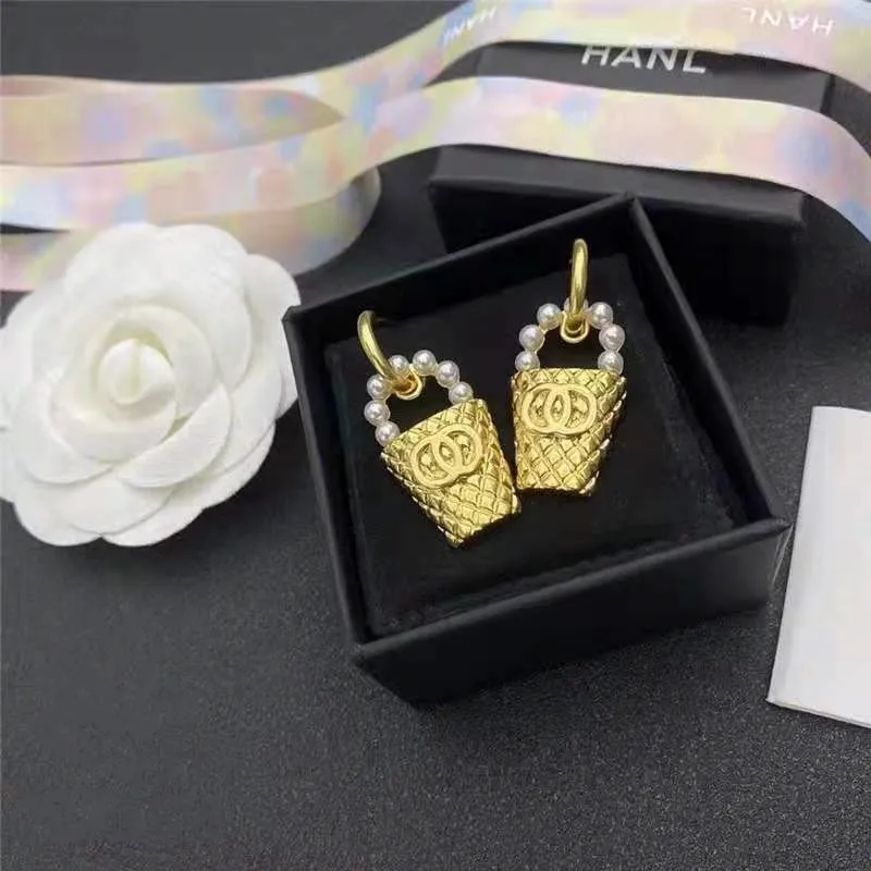 2022 Brand New Korean Fashion Style Grid Flower Basket with Pearl Gold Color Dangle Earrings for Women Brass Plated 18K Gold
2022 Brand New Korean Fashion Style Grid Flower Basket with Pearl Gold Color Dangle Earrings for Women Brass Plated 18K Gold