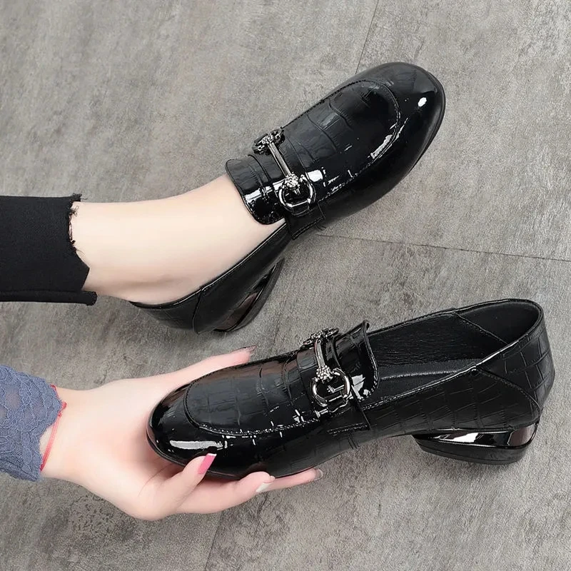 New Arrivals Fashion Mother Black Flats Woman English Wind Bright Surface Waterproof Flats Comfortable Casual Women Single Shoes
New Arrivals Fashion Mother Black Flats Woman English Wind Bright Surface Waterproof Flats Comfortable Casual Women Single Shoes
