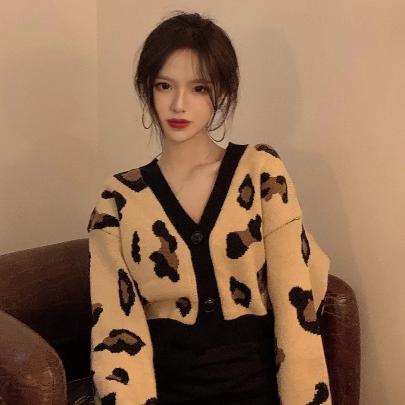 Женский свободный трикотажный кардиган с длинным рукавом и V-образным вырезом 
Женский свободный трикотажный кардиган с длинным рукавом и V-образным вырезом