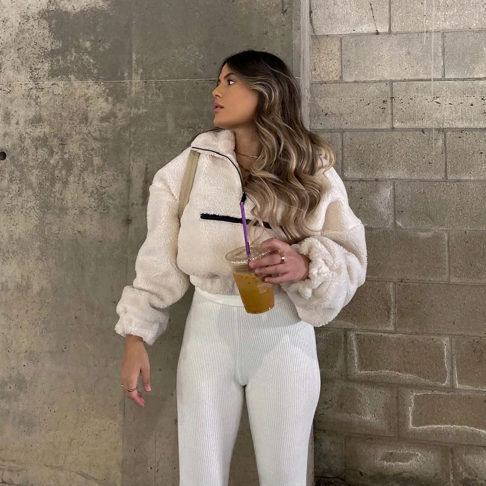 Осенне-зимняя свободная тонкая короткая откровенная футболка с длинными рукавами и пупбиловым шнуром топ из овечьей шерсти
Осенне-зимняя свободная тонкая короткая откровенная футболка с длинными рукавами и пупбиловым шнуром топ из овечьей шерсти