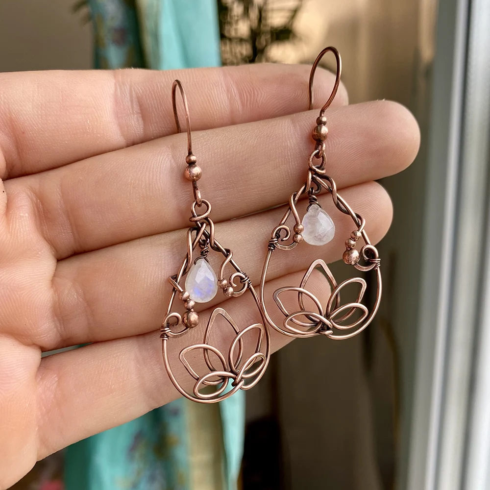 Vintage Waterdrop Shape Hollow Out Lotus Flower Pendants Earrings For Women Exquisite White Stone Hanging Earrings Jewelry
Vintage Waterdrop Shape Hollow Out Lotus Flower Pendants Earrings For Women Exquisite White Stone Hanging Earrings Jewelry