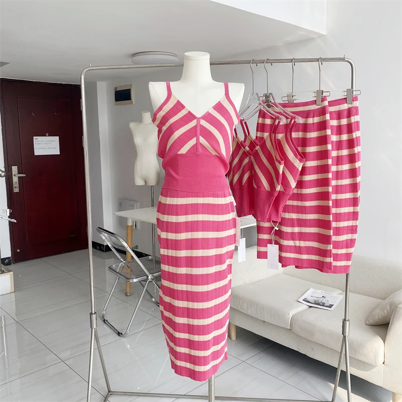 2022 Summer New Sexy Knitted Two-piece Suit Women's Fashion Striped Knitted Suspender Top + High Waist Elegant Skirt Suit
2022 Summer New Sexy Knitted Two-piece Suit Women's Fashion Striped Knitted Suspender Top + High Waist Elegant Skirt Suit