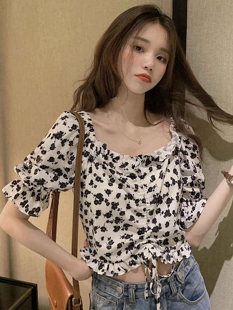 BETHQUENOY Tops For Women Summer Vintage Print Blouse Frill Trim Hem Drawstring Crop Top Poleras Mujer Short Puff Sleeve Blouses
BETHQUENOY Tops For Women Summer Vintage Print Blouse Frill Trim Hem Drawstring Crop Top Poleras Mujer Short Puff Sleeve Blouses