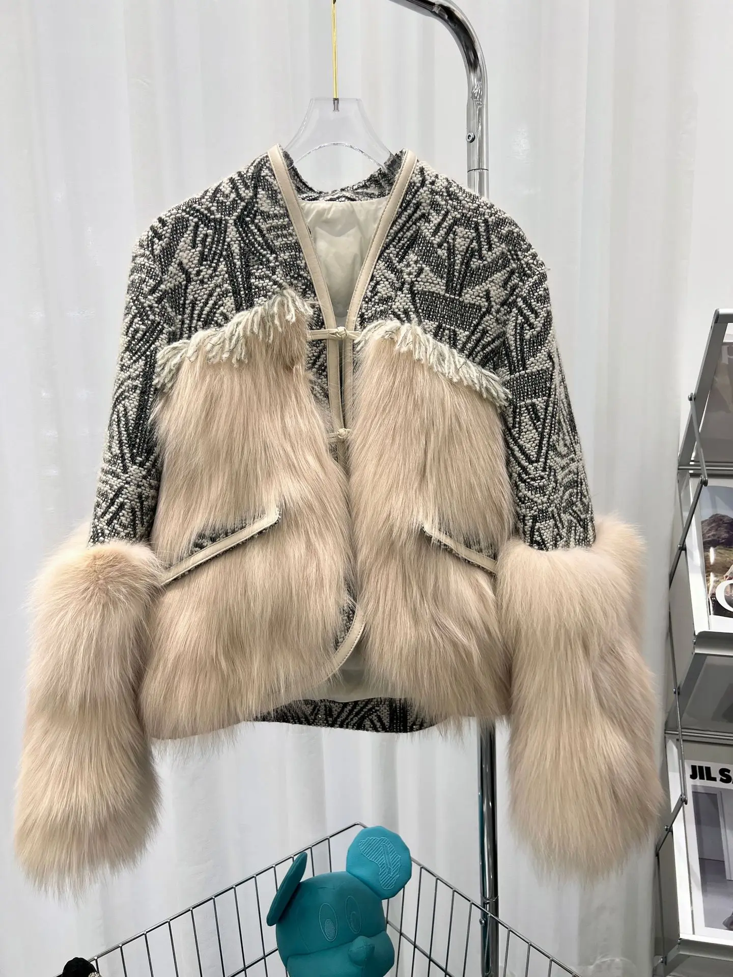 Hot Sale New Temperament Fashion Women Parka 100% Fox Belly Fur Down Liner Winter Coat Short Casual High-Quality Ladies Jacket
Hot Sale New Temperament Fashion Women Parka 100% Fox Belly Fur Down Liner Winter Coat Short Casual High-Quality Ladies Jacket