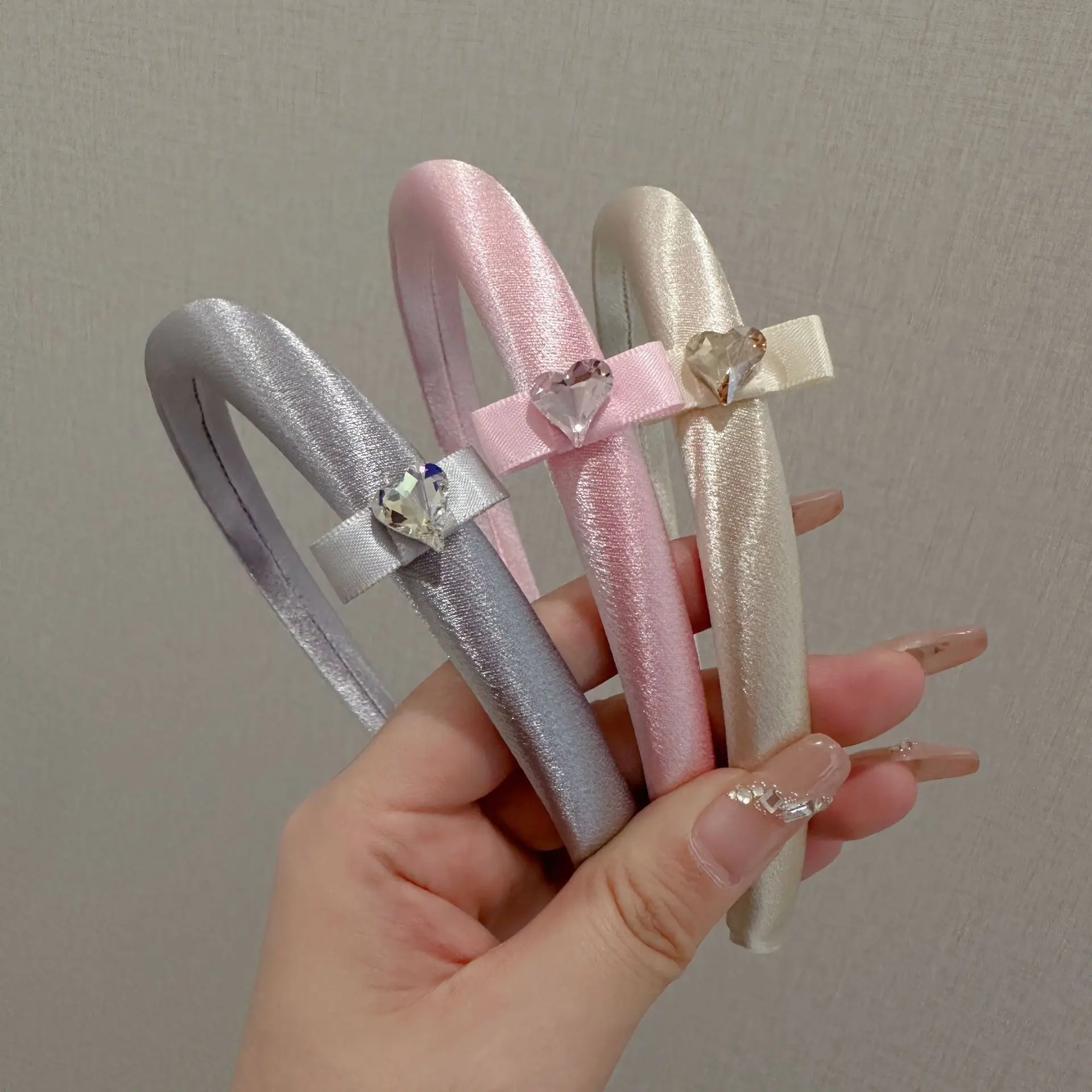 Women Simple cute bow love heart thin edge sponge sparkling diamonds Hairbands
Women Simple cute bow love heart thin edge sponge sparkling diamonds Hairbands