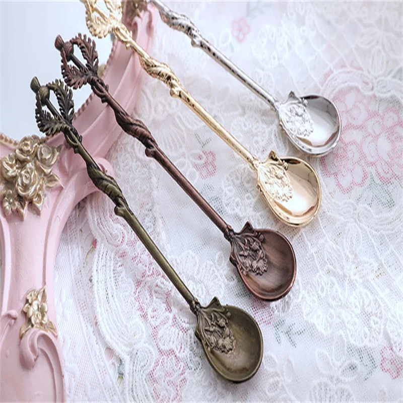 4PCS Vintage Spoon Fork Royal Style Metal Gold Carved Coffee SnacksKitchen Dinnerware Set European Engraved Vintage Coffee Spoon
4PCS Vintage Spoon Fork Royal Style Metal Gold Carved Coffee SnacksKitchen Dinnerware Set European Engraved Vintage Coffee Spoon