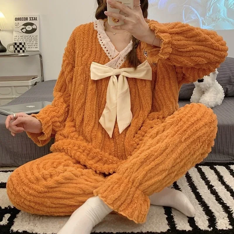 Новинка 2024 пижама из кораллового бархата Женская осенне-зимняя Пижама с V-образным вырезом плюшевая утепленная Домашняя одежда милая теплая фланелевая фотоодежда
Новинка 2024 пижама из кораллового бархата Женская осенне-зимняя Пижама с V-образным вырезом плюшевая утепленная Домашняя одежда милая теплая фланелевая фотоодежда