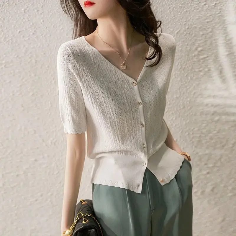 

Женская тонкая трикотажная рубашка, эластичный укороченный топ в Корейском стиле с коротким рукавом, пуговицами и V-образным вырезом, модел...