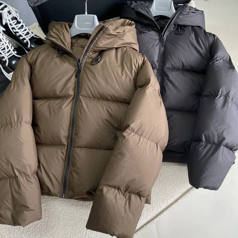 Winter Autumn Warm 2022 New Feather Korean Fashion Overcoat Light Short Hooded Zipper Goose Down Coats Women Puffer Down Jacket
Winter Autumn Warm 2022 New Feather Korean Fashion Overcoat Light Short Hooded Zipper Goose Down Coats Women Puffer Down Jacket
